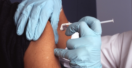 Programa Nacional de Vacinação com vacinas da meningite B para todos as crianças e do HPV para rapazes