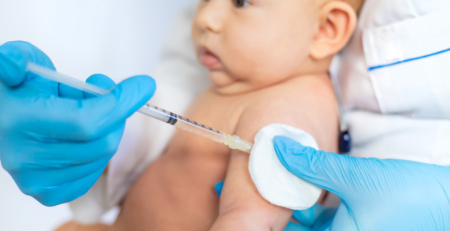 DGS estabelece que a vacinação contra a BCG será administrada apenas após um rastreio neonatal com resultado negativo