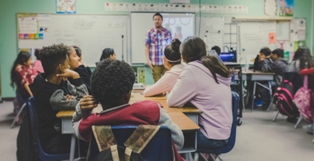 Compostos que existem no ar das escolas podem provocar rinite alérgica
