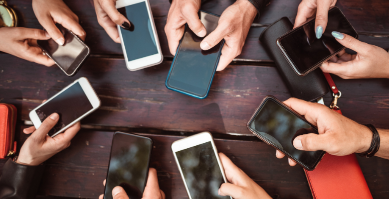 Do scroll ao risco real: redes sociais influenciam o consumo de substâncias e comportamentos de risco